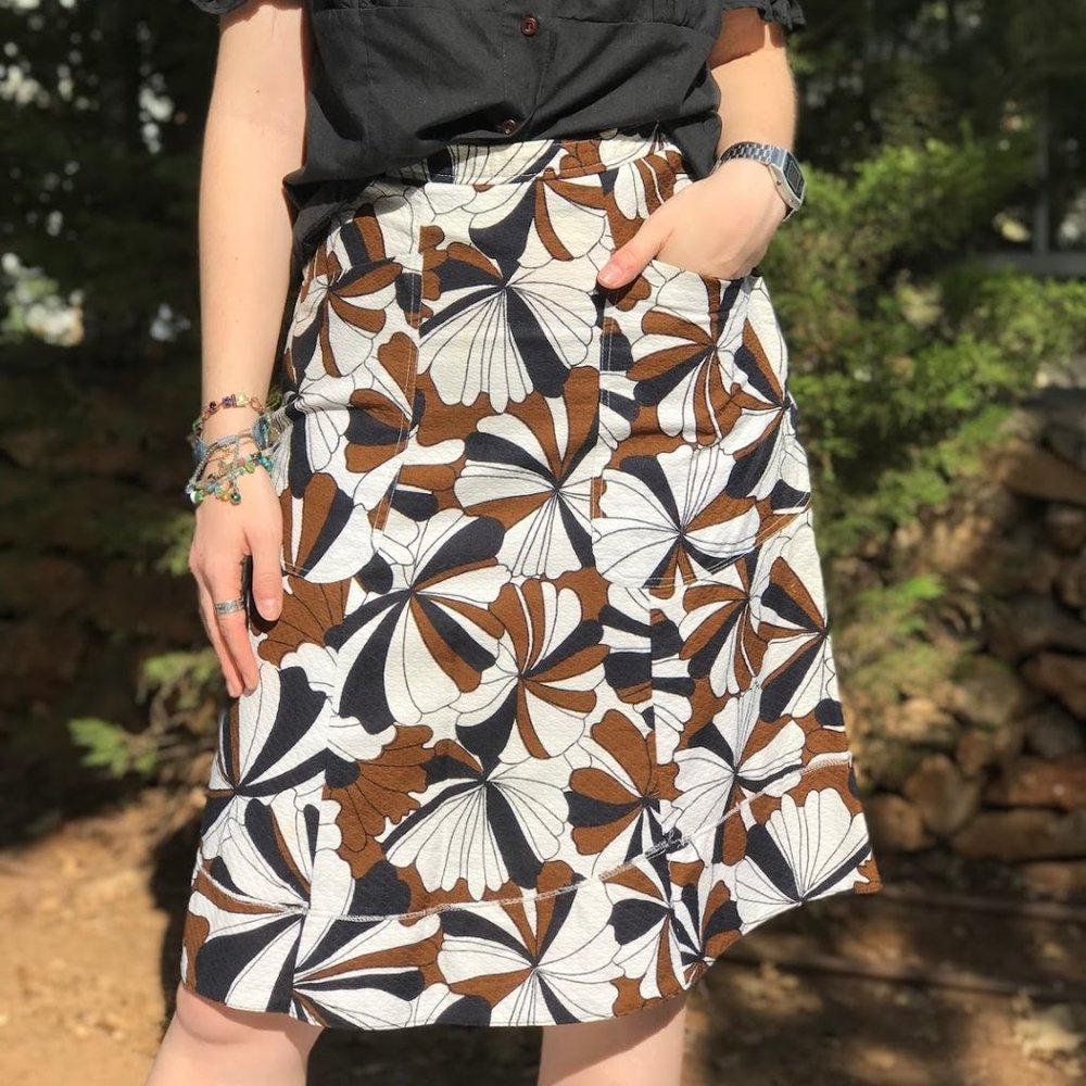1960's Vintage Pinwheel Pattern Knee-Length Skirt - Picture 3 of 9